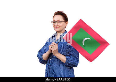 Maldive bandiera. Donna che mantiene Maldive bandiera. Bel ritratto di mezza età lady 40 50 anni tenendo un grande bandiera isolati su sfondo bianco. Foto Stock
