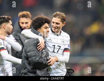 Francoforte, Deutschland. Xix Nov, 2019. finale di giubilo team GER, Niklas STARK r. (GER) abbraccia Serge GNABRY (GER), Calcio Laenderspiel, Campionato Europeo di qualificazione, gruppo C, Germania (GER) - Irlanda del Nord (NIR) 6: 1, il 19/11/2019 a Francoforte, in Germania. € | Utilizzo di credito in tutto il mondo: dpa/Alamy Live News Foto Stock