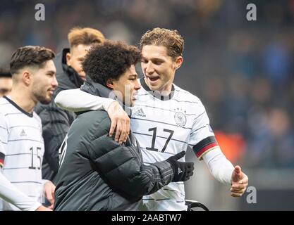 Francoforte, Deutschland. Xix Nov, 2019. finale di giubilo team GER, Niklas STARK r. (GER) abbraccia Serge GNABRY (GER), Calcio Laenderspiel, Campionato Europeo di qualificazione, gruppo C, Germania (GER) - Irlanda del Nord (NIR) 6: 1, il 19/11/2019 a Francoforte, in Germania. € | Utilizzo di credito in tutto il mondo: dpa/Alamy Live News Foto Stock