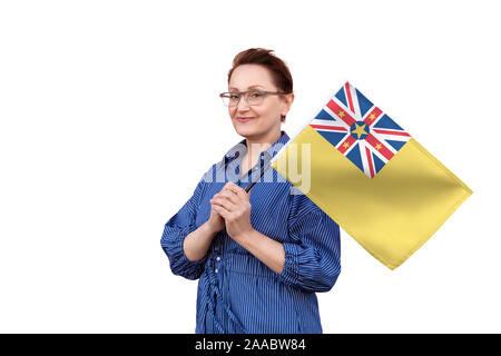 Niue bandiera. Donna che mantiene bandiera. Bel ritratto di mezza età lady 40 50 anni tenendo un grande bandiera isolati su sfondo bianco. Foto Stock