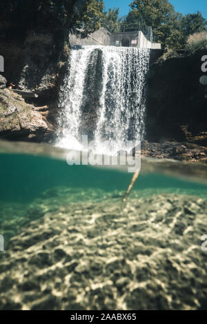 Metà acqua metà cascata colpo di Traunfall in Roitham, Austria Foto Stock