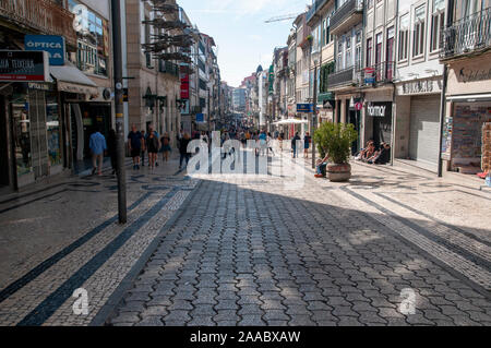 La Rua de Santa Catarina, una trafficata via commerciale e per pedoni a Porto, Portogallo Foto Stock