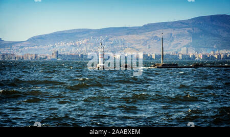 Kordon Street view in Pasaport Pier. Pasaport è quartiere popolare attrazione turistica a Izmir. Izmir è la terza città più popolosa della Turchia. Foto Stock