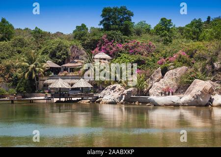 Bungalows, Resort Ngoc Suong in Cam Ranh -Bay, sul Mare della Cina del Sud, Nha Trang, Vietnam Foto Stock