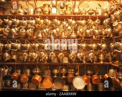 Negozio con tradizionale d'argento e di bronzo stoviglie, teiere e pentole, souk di Marrakech, Marocco Foto Stock