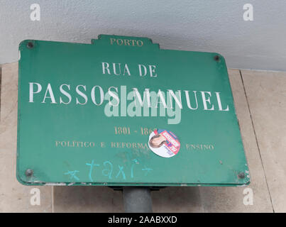 Un cartello stradale a Rua de Passos Manuel, Porto, Portogallo Foto Stock