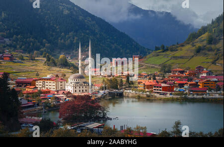 Moschea sul lago di montagna Uzungol, Trabzon, Turchia Foto Stock