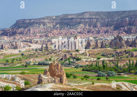 Vista panoramica della Cappadocia. La Cappadocia è conosciuta in tutto il mondo come uno dei migliori luoghi per volare con i palloni ad aria calda. Goreme, Cappadocia, Turchia. Foto Stock