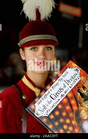 Celeste Birdsall, da Cirencester, con nellâ Gifford nuovo libro per bambini "nellâ & il circo dei sogni", illustrato da Briony può Smith. Foto Stock