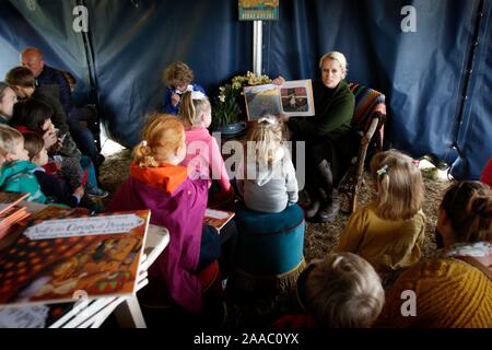 Nell Gifford lettura dal suo nuovo libro per bambini "nellâ & il circo dei sogni", illustrato da Briony può Smith. Foto Stock