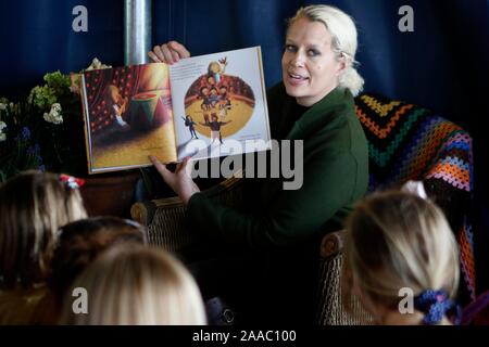 Nell Gifford lettura dal suo nuovo libro per bambini "nellâ & il circo dei sogni", illustrato da Briony può Smith. Foto Stock