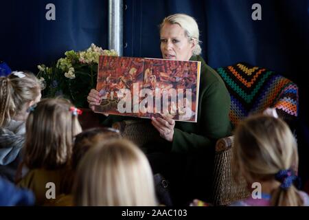 Nell Gifford lettura dal suo nuovo libro per bambini "nellâ & il circo dei sogni", illustrato da Briony può Smith. Foto Stock