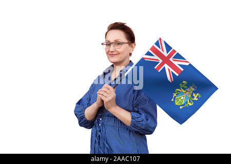 Isole Pitcairn bandiera. Donna che mantiene bandiera. Bel ritratto di mezza età lady 40 50 anni tenendo un grande bandiera isolati su sfondo bianco. Foto Stock