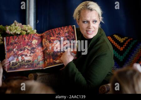 Nell Gifford lettura dal suo nuovo libro per bambini "nellâ & il circo dei sogni", illustrato da Briony può Smith. Foto Stock