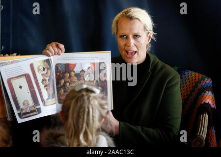 Nell Gifford lettura dal suo nuovo libro per bambini "nellâ & il circo dei sogni", illustrato da Briony può Smith. Foto Stock