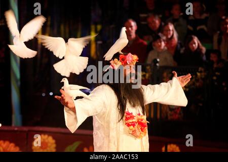 Momenti dal 70's themed Xanadu circus show. Foto Stock