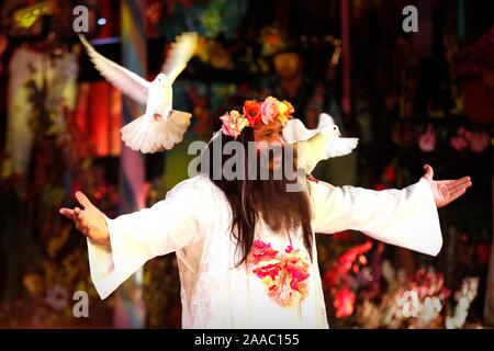 Momenti dal 70's themed Xanadu circus show. Foto Stock