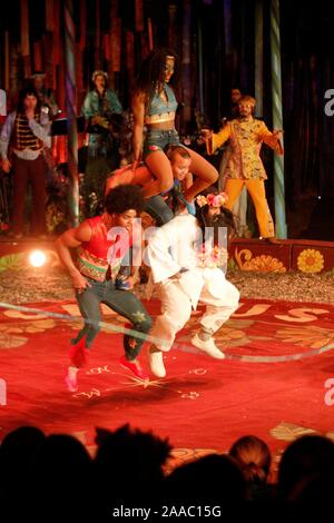 Momenti dal 70's themed Xanadu circus show. Foto Stock