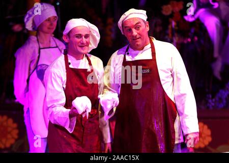 Jan Erik Brenner e Titti, il divertentissimo clown duo facendo un schizzi farsesco scenetta in Xanadu. Foto Stock