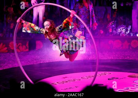 Momenti dal 70's themed Xanadu circus show. Foto Stock