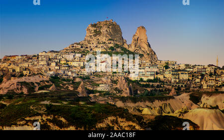 La rocca del Castello Urchisar in Cappadocia si trova sul punto più alto della regione. Le case sono costruite sul fianco di una collina. Una delle principali attrazioni della cita Foto Stock