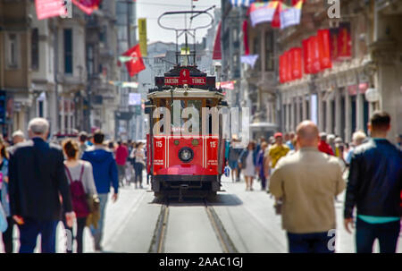 Il vecchio tram e persone che camminano in Taksim in HDR Foto Stock