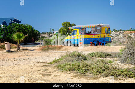 AYIA NAPA, Cipro - 16 Giugno: motortruck vende gelati e succo di frutta fresco di Grotta Grekko sul giugno16th, 2016 in Ayia Napa, Cipro. Foto Stock