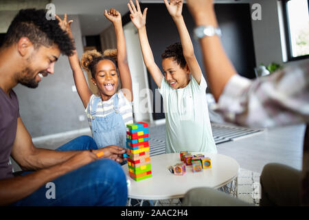 Felice famiglia nero avente tempi di divertimento a casa Foto Stock