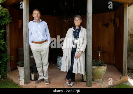 Signora Delia Thornton, con suo marito Maresciallo dell'aria(ritirato) Sir Barry in un padiglione nel giardino della loro casa vicino a Cirencester. Foto Stock