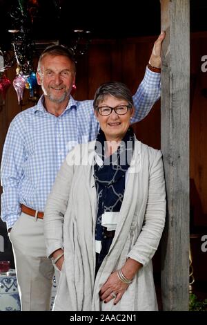 Signora Delia Thornton, con suo marito Maresciallo dell'aria(ritirato) Sir Barry in un padiglione nel giardino della loro casa vicino a Cirencester. Foto Stock