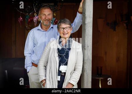 Signora Delia Thornton, con suo marito Maresciallo dell'aria(ritirato) Sir Barry in un padiglione nel giardino della loro casa vicino a Cirencester. Foto Stock