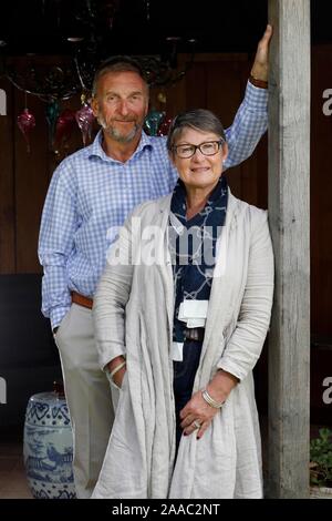 Signora Delia Thornton, con suo marito Maresciallo dell'aria(ritirato) Sir Barry in un padiglione nel giardino della loro casa vicino a Cirencester. Foto Stock