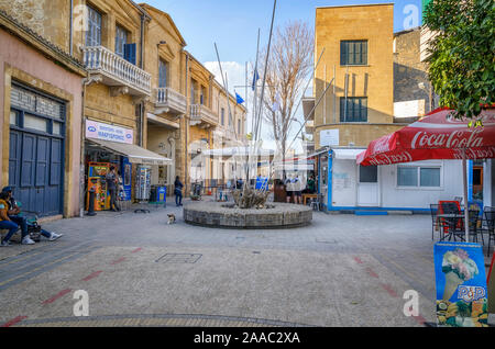 NICOSIA - MARZO 21, 2017 : la gente che camminava sul Ledra Street a marzo 21, 2017 a Nicosia, Cipro. È una strada principale nel centro di Nicosia Foto Stock