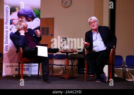 Jeremy Paxman, il TV giornalista e scrittore, parlando a una raccolta di fondi per la fiducia di Nelson, Minchinhampton, Gloucestershire, con Henry Porter. Foto Stock