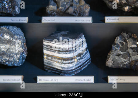 Ordinati collezione di minerali fotografato presso il Museo di Storia Naturale di Vienna, Austria Foto Stock