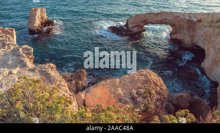 Cipro. Ayia Napa. Ponte di amore. Arco di roccia in mare. Il Cape Greco . Il mare Mediterraneo costa pittoresca. Le attrazioni naturali di Cipro. Foto Stock