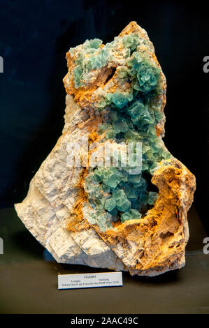 Fluorite (chiamato anche fluorite) è il minerale sotto forma di fluoruro di calcio, CaF2. Essa appartiene all'alogenuro di minerali. Si cristallizza in cubi isometrica Foto Stock