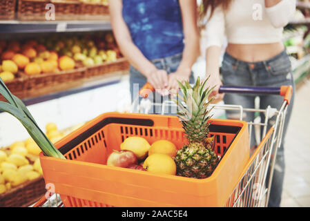 Una donna sceglie il cibo fresco in un supermercato Foto Stock