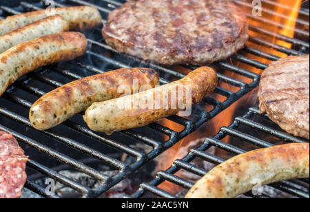 Carne alla griglia per un delizioso barbecue Foto Stock