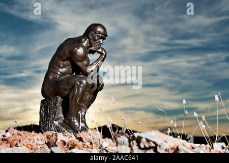 Rodin il pensatore - Replica statua in bronzo Foto Stock