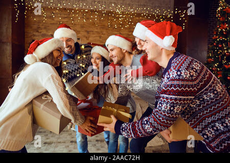 Il benvenuto agli ospiti di amici a casa per Natale. Foto Stock