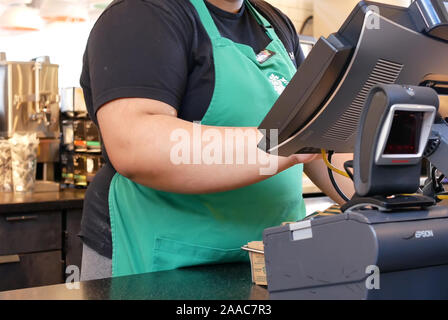 Burnaby, BC, Canada - 26 Marzo 2019 : Moto del barista prendendo ordine per il cliente al negozio Starbucks Foto Stock