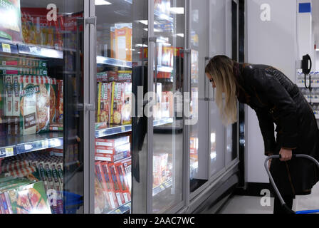 Burnaby, BC, Canada - 26 Marzo 2019 : Movimento della donna acquistare alimenti all'interno di Walmart store Foto Stock