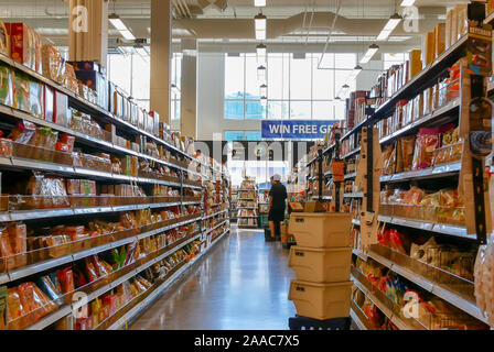 Burnaby, BC, Canada - 09 Maggio 2019 : il movimento di persone che acquistano prodotti alimentari all'interno di price smart foods store Foto Stock