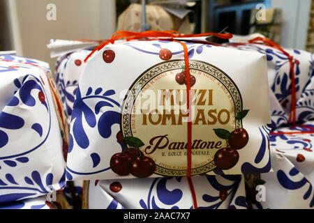 Panettone in box, italiano tradizionale Natale frutta dolce pagnotta di pane da Italia; sul diplay in un negozio. Foto Stock