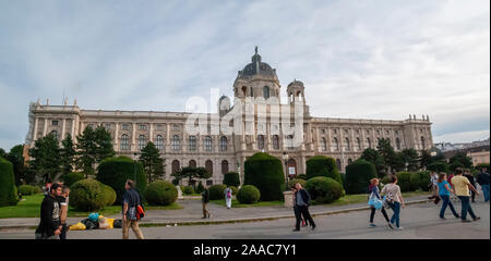 Esterno del Kunsthistorisches Museum (Museo delle Belle Arti) di Vienna in Austria. Scala con soffitto dipinto da Mihaly Munkacsy, 1890, Foto Stock