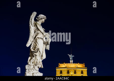 Angelo con la statua delle fruste, scultura sul Ponte Sant'Angelo di notte, su sfondo scuro del cielo. Spazio di copia. Roma, Italia, Europa Foto Stock