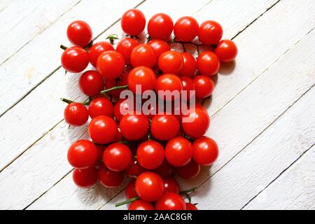 La foto mostra i pomodori su lavagne bianche Foto Stock