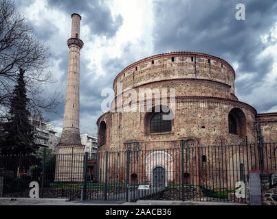 La Rotonda di Galerio o la chiesa della Rotonda, la Chiesa greco-ortodossa di Agios Georgios, circondato da edifici moderni a Salonicco, GRE Foto Stock