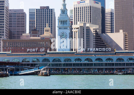Dal Porto di San Francisco di clock tower Ferry Terminal e sullo skyline, CALIFORNIA, STATI UNITI D'AMERICA Foto Stock